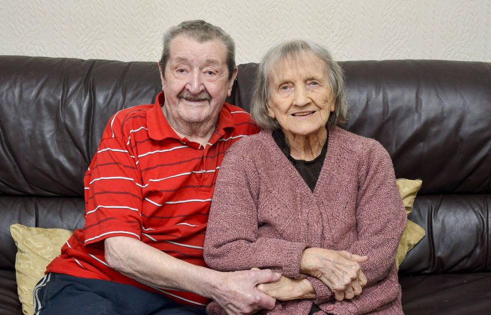 Dashurohen gjatë bombardimeve në Luftën e Dytë Botërore festojne bashke pervjetorin e 75 te foto 5