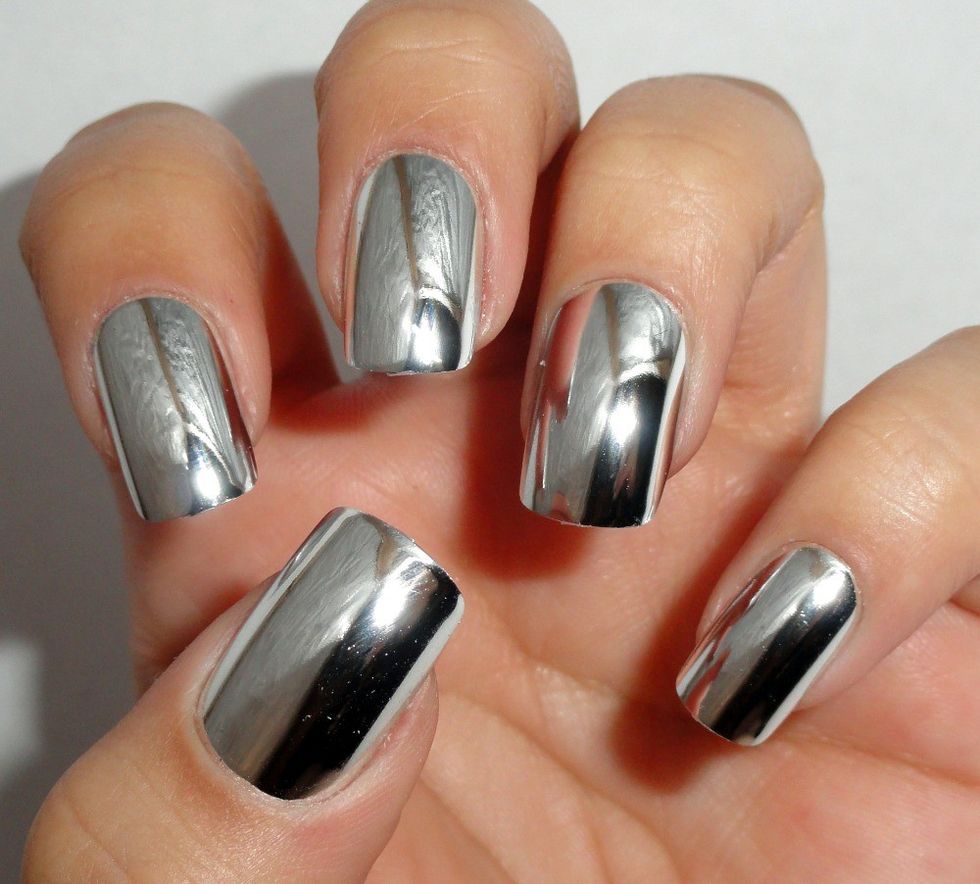 dazzling-chrome-nail-idea-with-fake-nails_zpsrhyjvkjf
