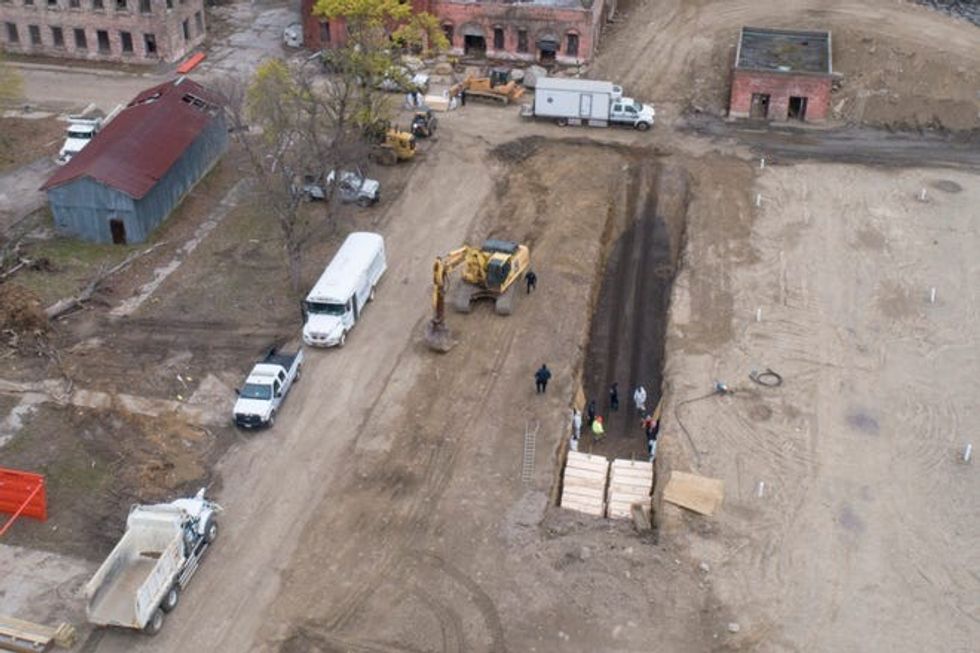 dbc15519 d7e7 4ef7 a8b6 7602a994f91a 042320 Hart Island burials 67