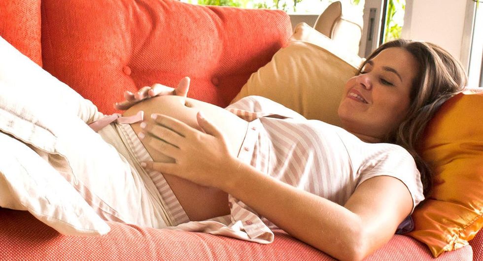 deitada no sofa wide