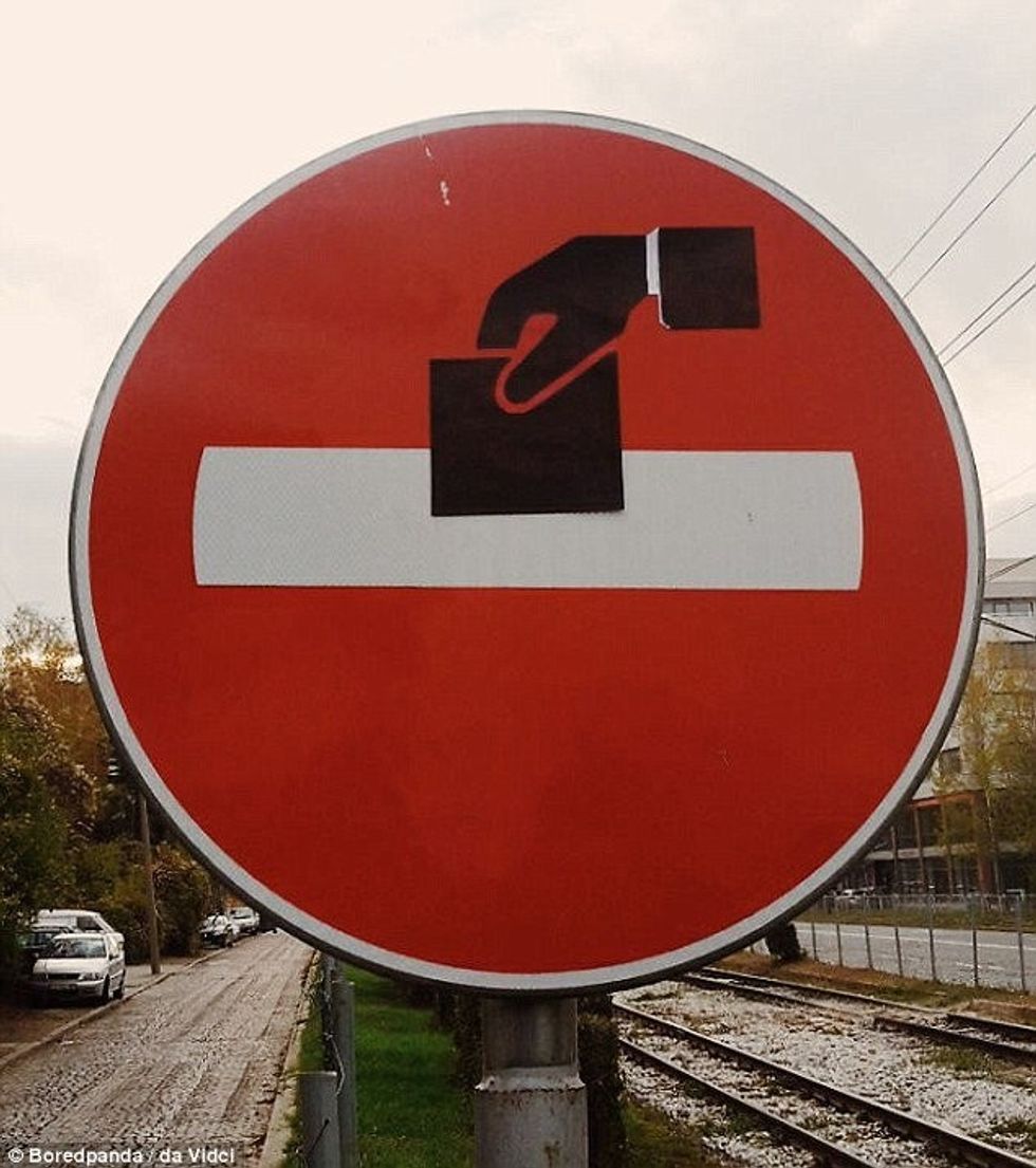 Dekorimi i shenjave të komunikacionit nga artisti bullgar foto 2