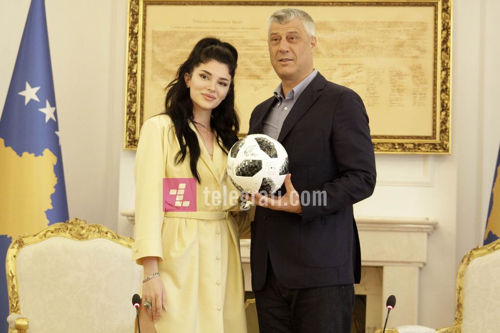 dekorohet Era Istrefi nga Hashim Thaci foto Ridvan Slivova 10