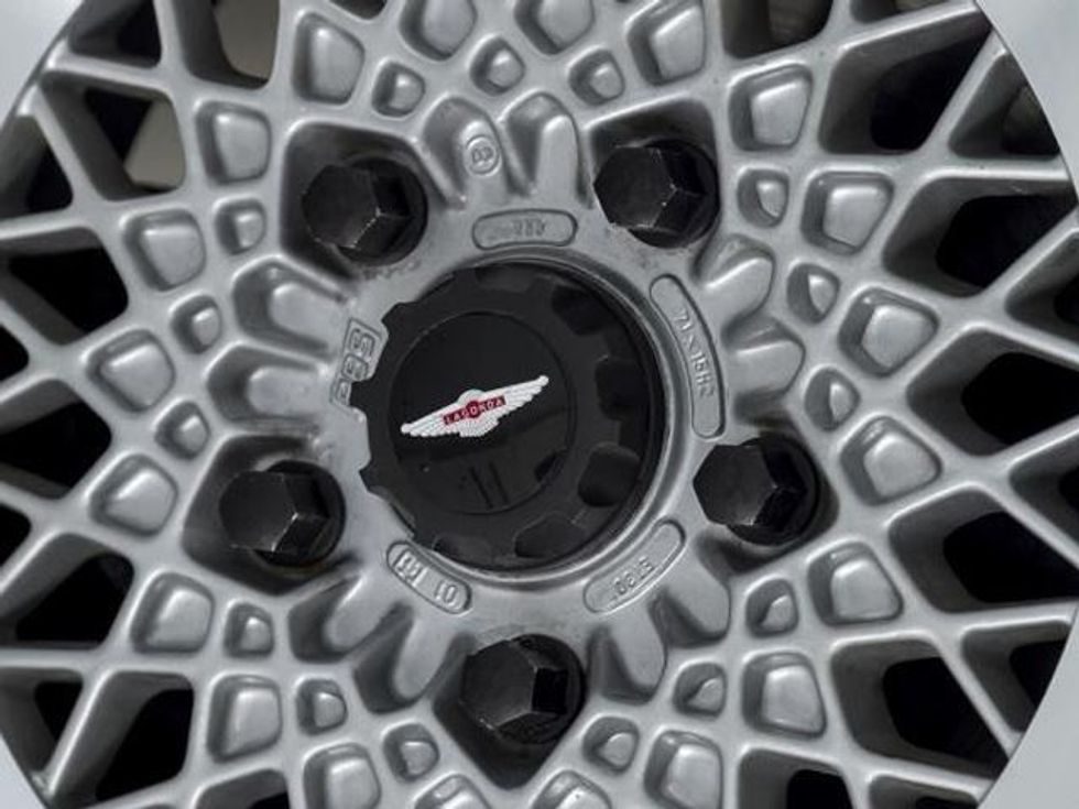 Del në shitje Aston Martin i rrallë qe eshte harruar se ekziston foto 7