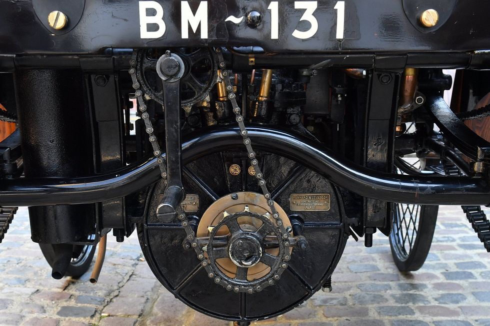 Del në shitje Peugeot i vjetër 123 vjet foto 4