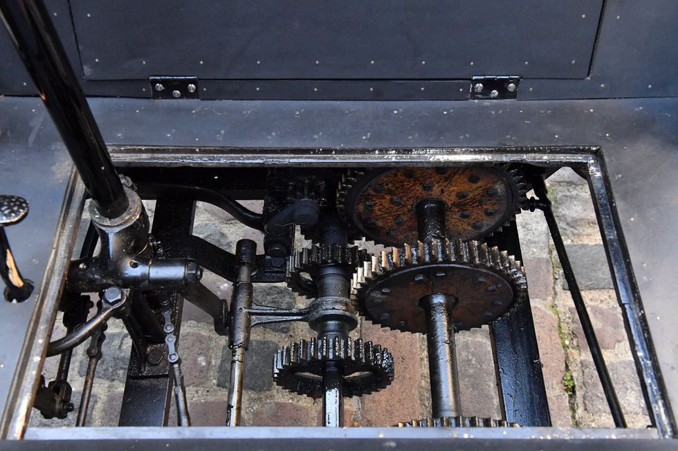 Del në shitje Peugeot i vjetër 123 vjet foto 6