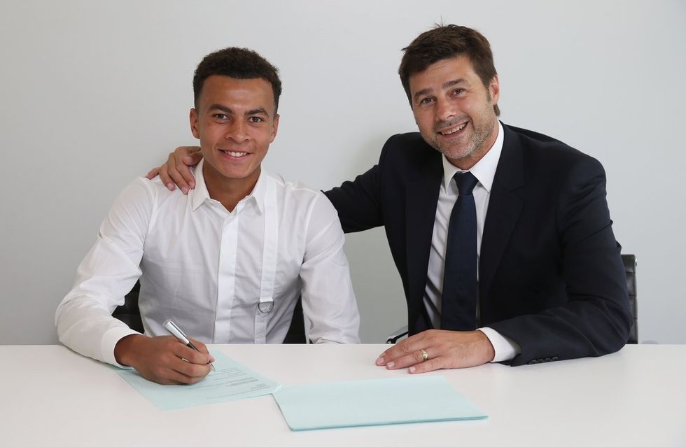 Dele Alli dhe trajneri Mauricio Pochettino duke nënshkruar rinovimin.