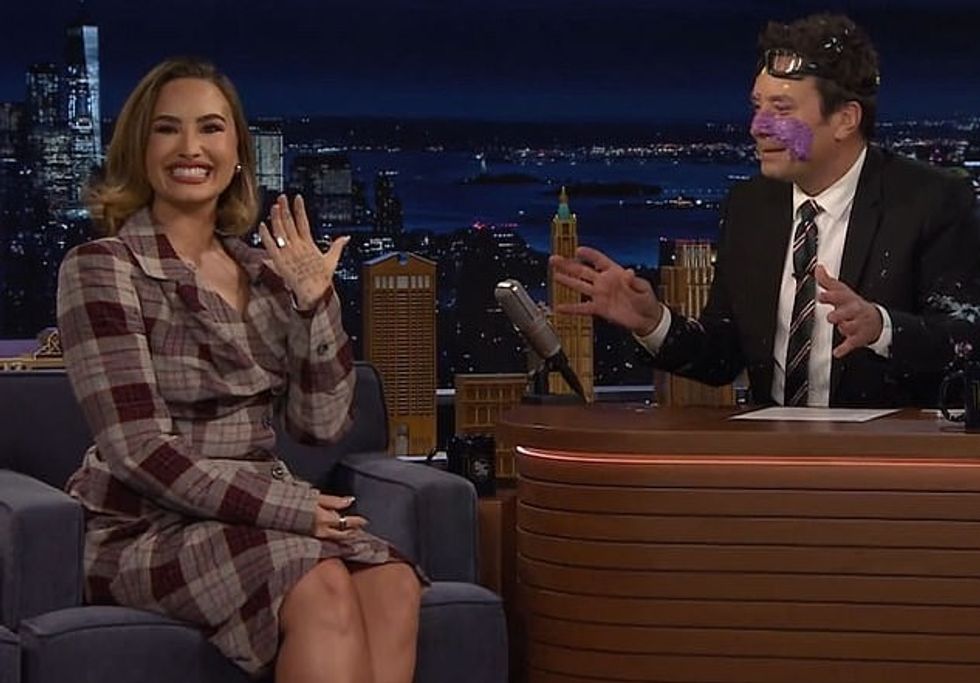 Demi Lovato ndezi unazën e saj të fejesës dhe dha detaje të planit të dasmës të enjten gjatë një paraqitjeje në The Tonight Show me Jimmy Fallon në NBC.