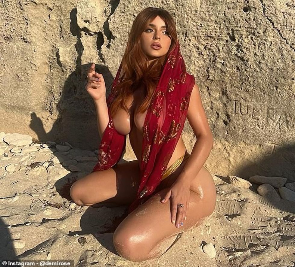 Demi Rose, 29, la pak imagjinatën në një tjetër postim të veshur në Instagram të premten, teksa pozoi me pak më shumë se një shall koke të tejdukshme dhe funde me bikini të arta.