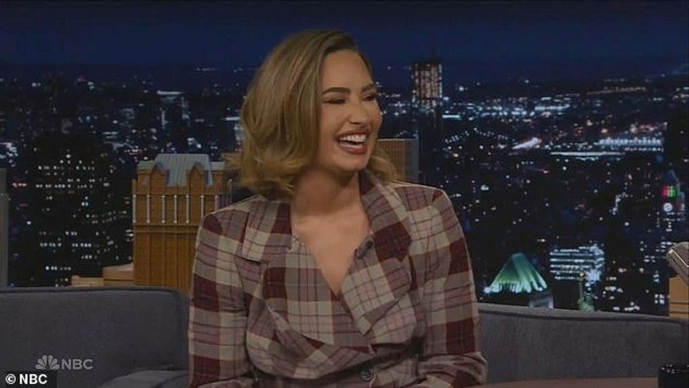 Demi, teksa kishte veshur një bluzë me mëngë të gjata ngjyrë kafe dhe një fund të ngjashëm, u urua nga Jimmy, 50 vjeç, për fejesën e saj në dhjetor me Jordaninë.