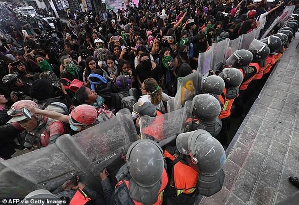 Demonstrueset foto 4