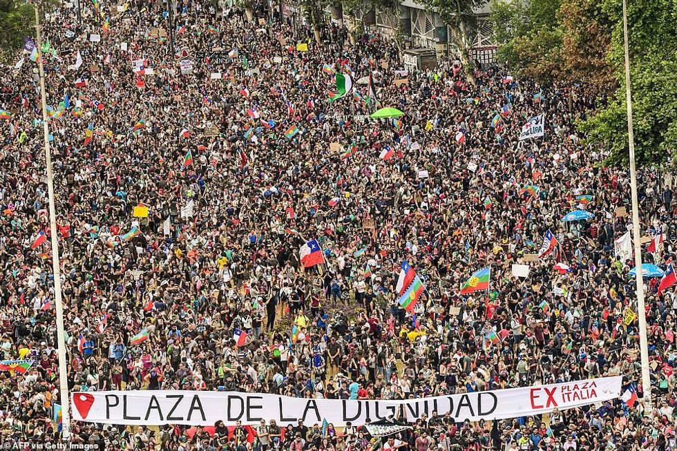 Demonstruesit foto 3