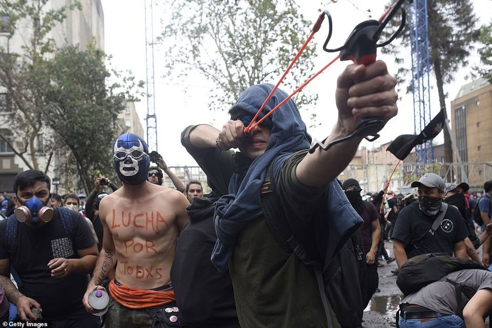 Demonstruesit foto 7