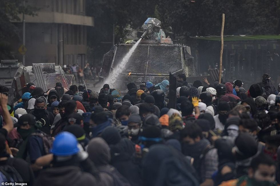 Demonstruesit foto 8