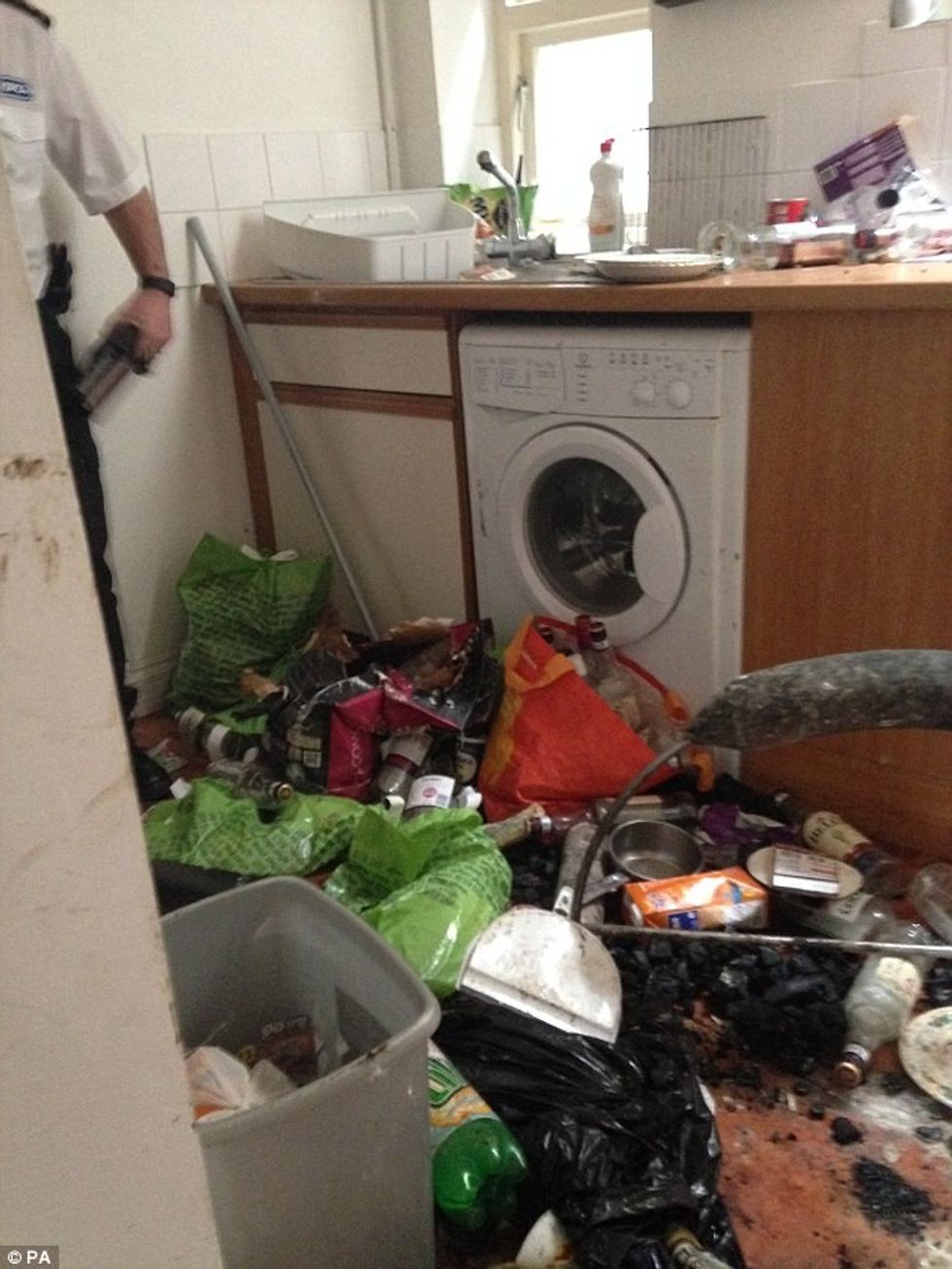 denim-per-burrin-qe-mbante-nje-shqiponje-ne-kuzhine-foto-3