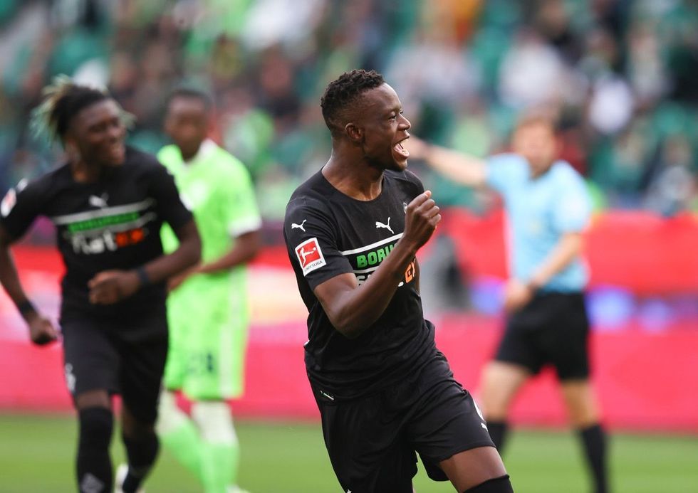 denis zakaria en un partido con el borussia monchengladbach