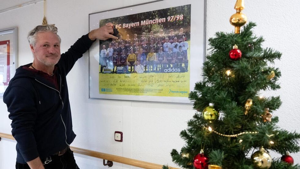 Dennis Grassow pranë fotografisë së ekipit të Bayern Munich në shtëpinë e pensionistëve (Foto: Sven Hoppe)