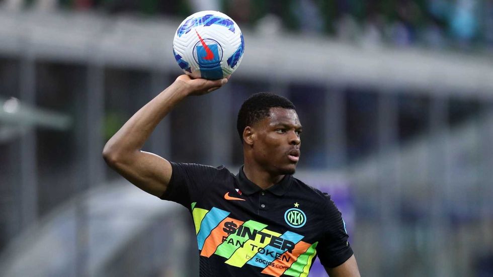 Denzel Dumfries preparing to take a throw in for Inter Milan
