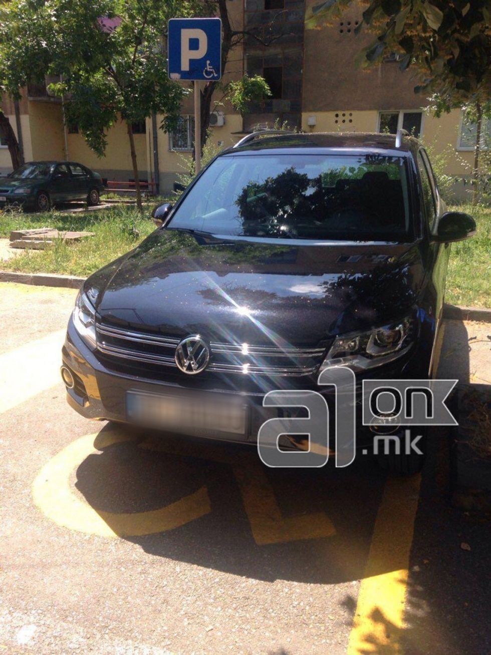 Deputeti parkon veturen 1