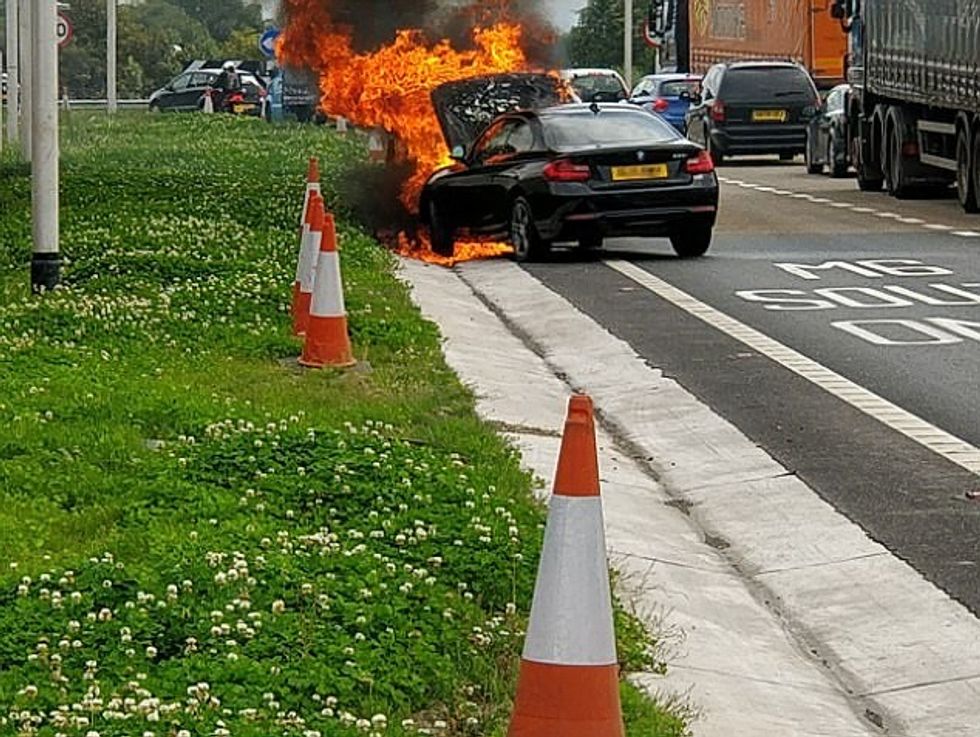 Derisa po kthehej nga mekaniku BMW 2 Series iu perfshi papritmas nga flaket foto 2