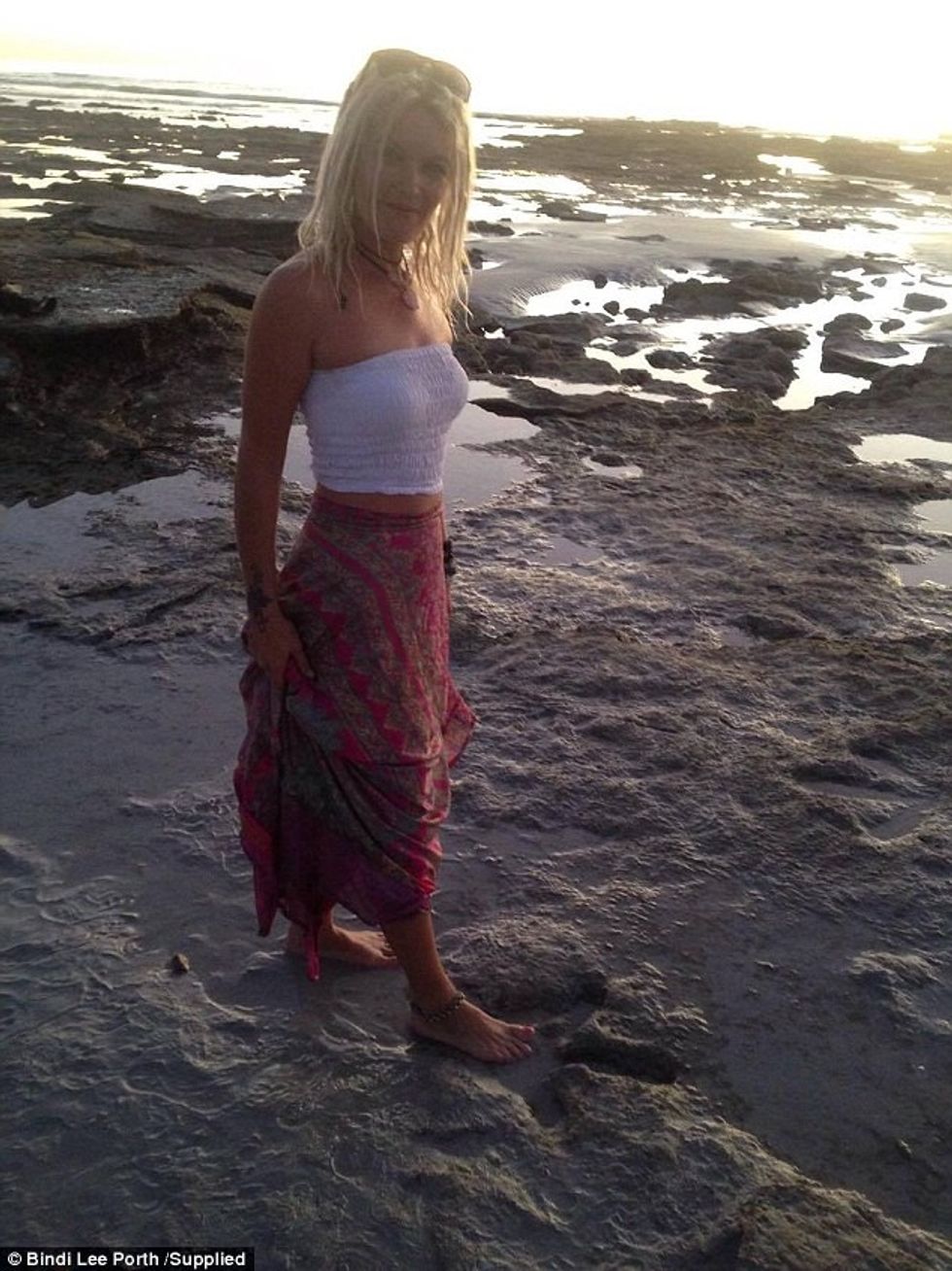 Derisa po shëtiste nëpër plazh gjeti gjurmet e nje dinozauri foto 2