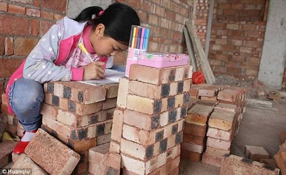 Detyrat e shtëpisë i përfundon mbi tulla derisa prinderit te kryejne punen foto 2