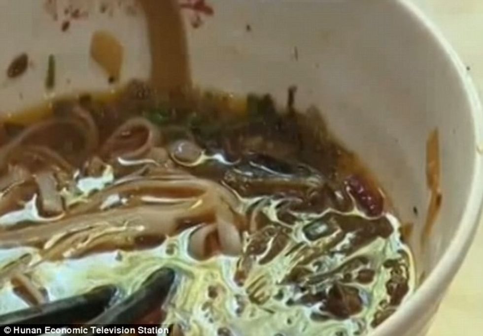 Detyroi pronaren e restorantit te perpije insektin qe e gjeti ne ushqim foto 2