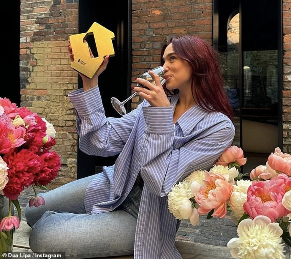 Dhe bukuroshja hyri në Instagramin e saj në fillim të kësaj jave për t'u zbuluar fansave të saj se Radical Optimism u bë albumi numër 1 për t'u dëgjuar në klasifikime.