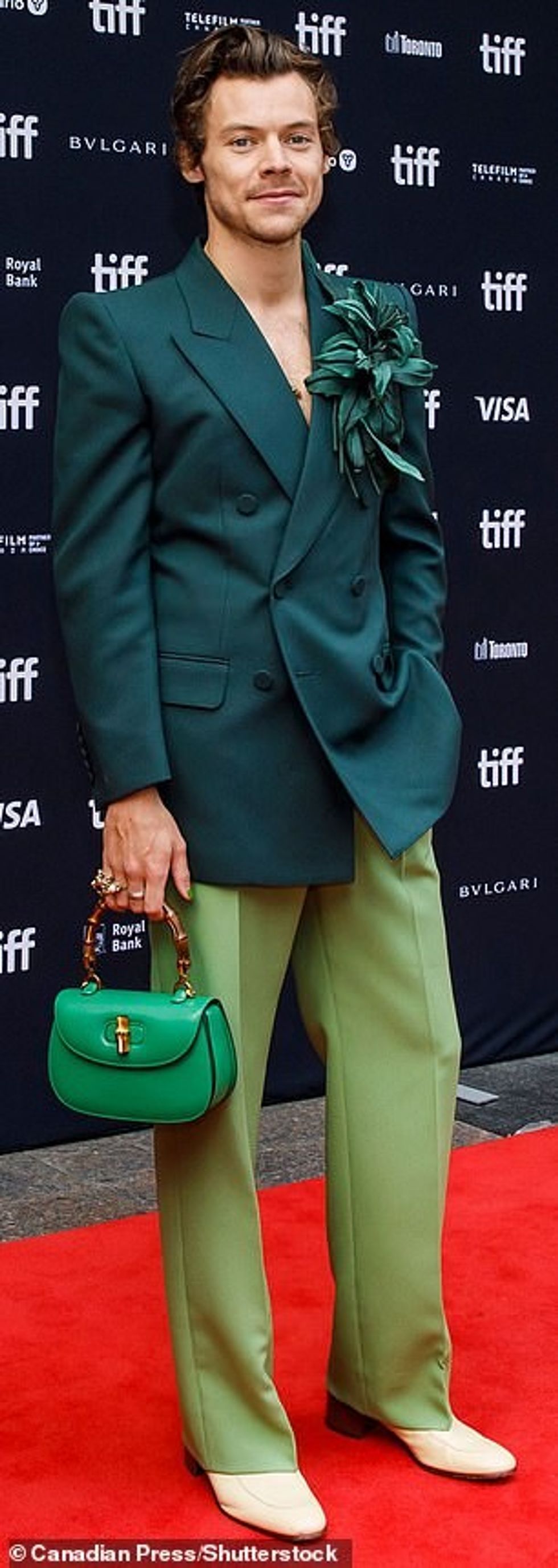 Dhe Harry është gjithashtu një adhurues i ngjyrës së gjelbër pasi ai mblodhi së bashku një koleksion nuancash të kundërta për Festivalin Ndërkombëtar të Filmit në Toronto në 2022