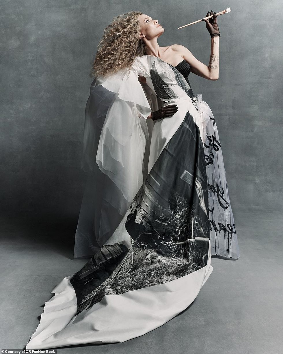 Dhe Jolie shtoi se ishte e lumtur të lansonte Atelier Jolie sepse është 'eksituese' të shohësh se çfarë ndodh kur 'artistët bashkëpunojnë'