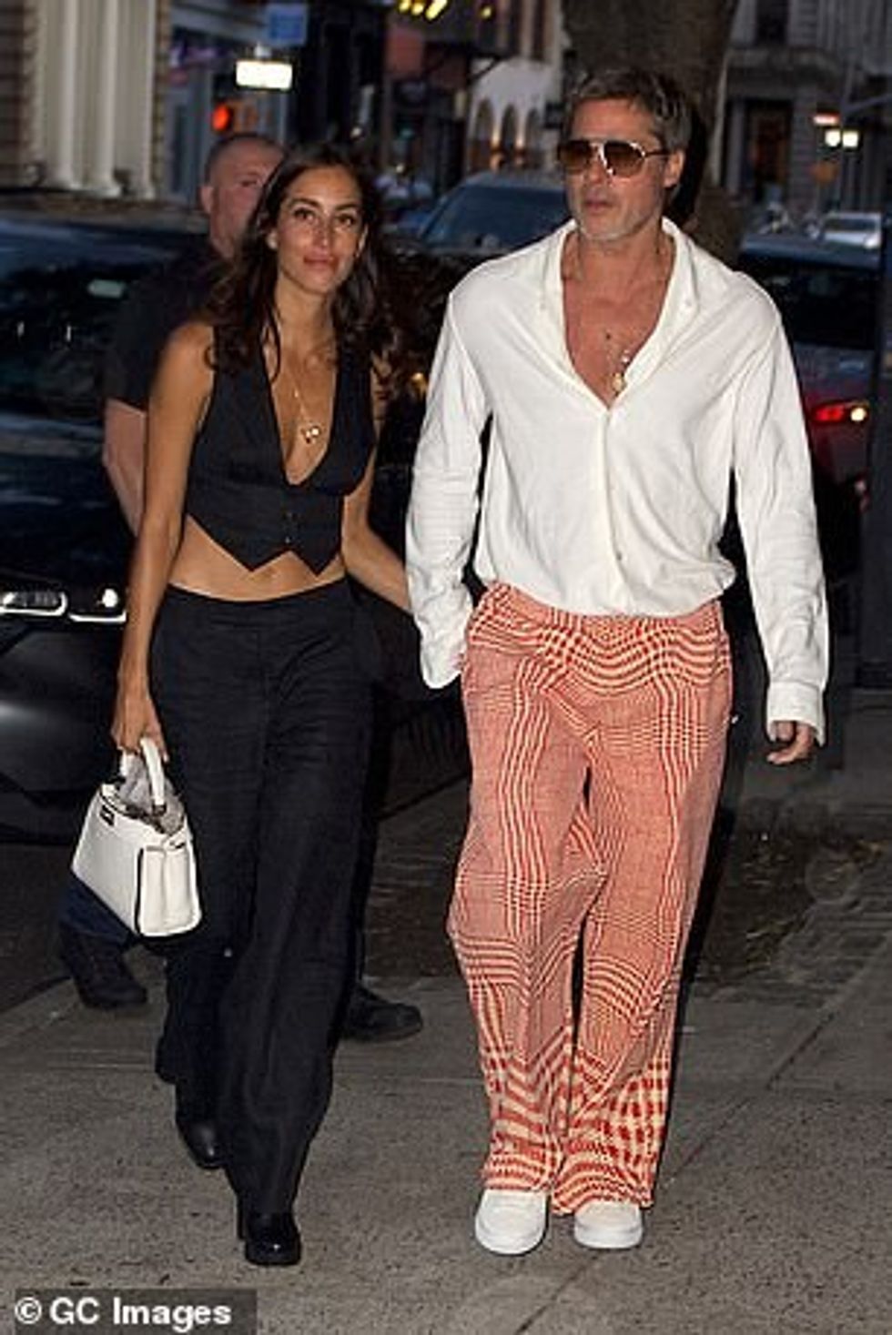 Dhe megjithëse dielli tashmë kishte perënduar, ai mbajti një palë syze dielli të lyer, ombre, për një prekje të relaksuar dhe të tensionuar në pamjen e tij.