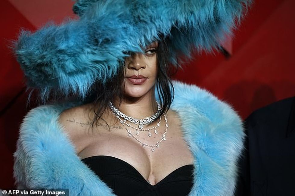 Dhe në stilin e saj tipik dramatik, këngëtarja, 36 vjeçe, veshi një pallto blu të ndezur prej leshi artificial mbi pjesën e sipërme, të mbështjellë mbi supet e saj dhe një kapelë të madhe të mbuluar me gëzof ndërsa mbërriti në Royal Albert Hall të hënën në mbrëmje.