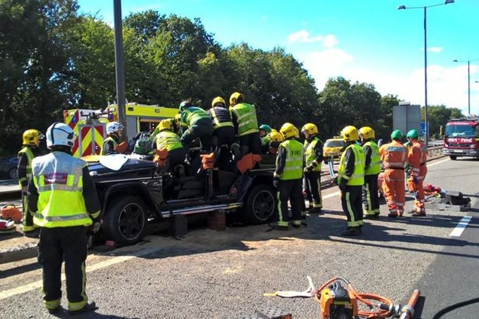 Dhjetëra pjesëtarë të ekipeve të shpëtimit u paraqitën në vendin e ngjarjes.