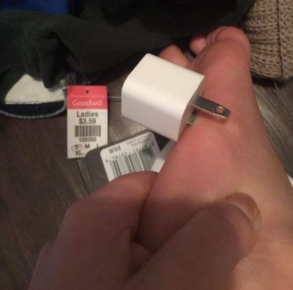 Dhoma saj ishte rrëmujë adoleshentja nuk e pa dhe shkeli ne mbushesin e telefonit foto 2