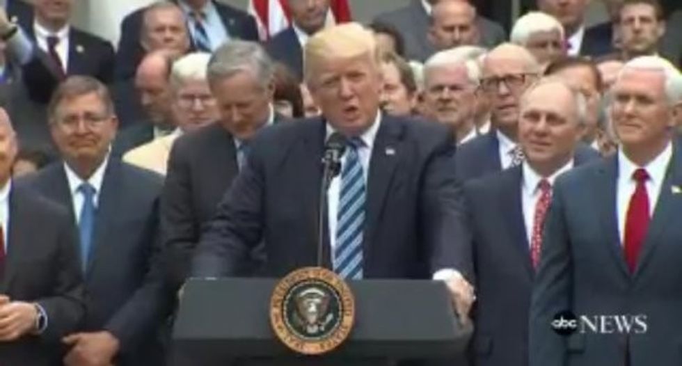 Diçka që nuk është në rregull me këtë fotografi të presidentit Trump foto 2