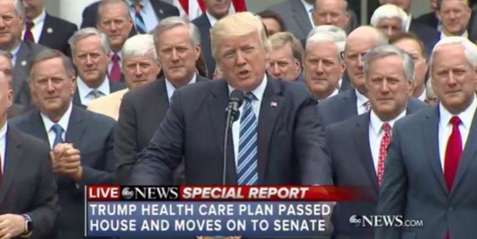 Diçka që nuk është në rregull me këtë fotografi të presidentit Trump foto 3