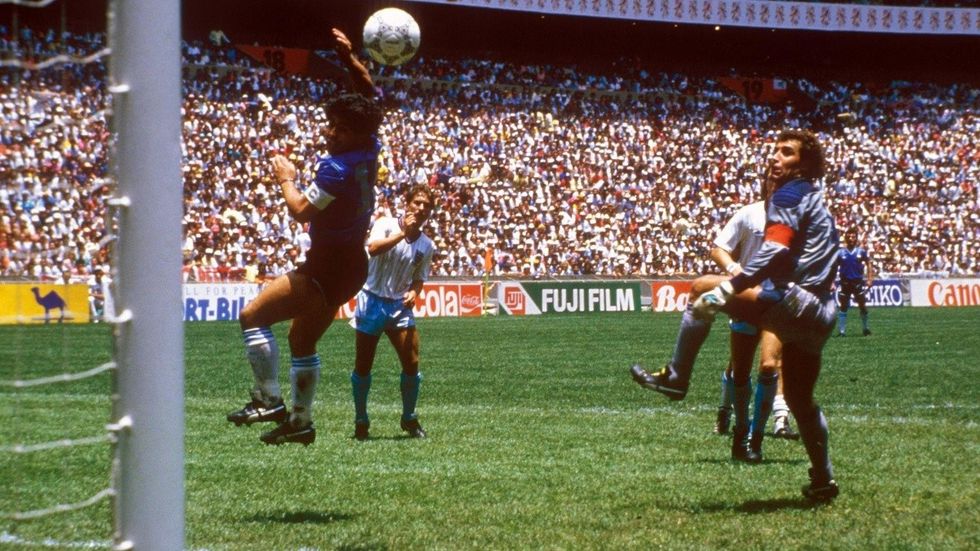 die hand gottes argentinies diego maradona schreibt bei der wm 1986 mit seinem eigentlich irregulaeren treffer gegen torwart peter shilton geschichte