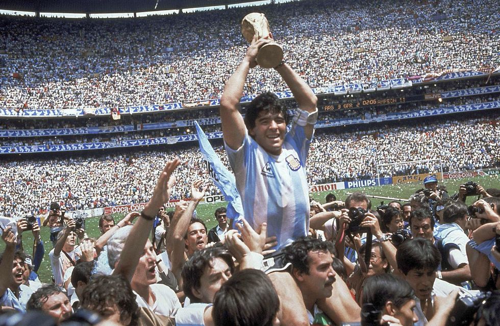 Diego Maradona feston pasi Argjentina mposhti Gjermaninë Perëndimore 3-2 në finalen e Kupës së Botës 1986