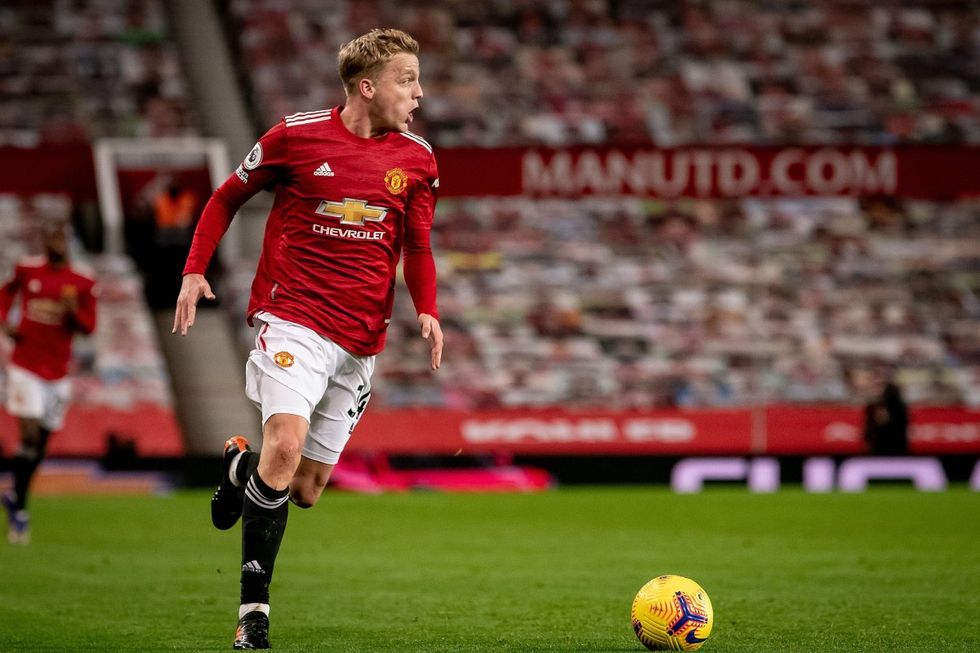dimitar berbatov says he wouldnt be surprised if donny van de beek sought manchester united exit despite arriving just four months ago