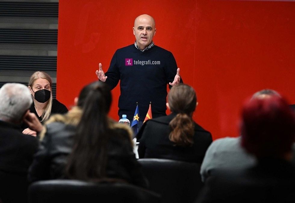 Dimitar Kovacevski me logo 2