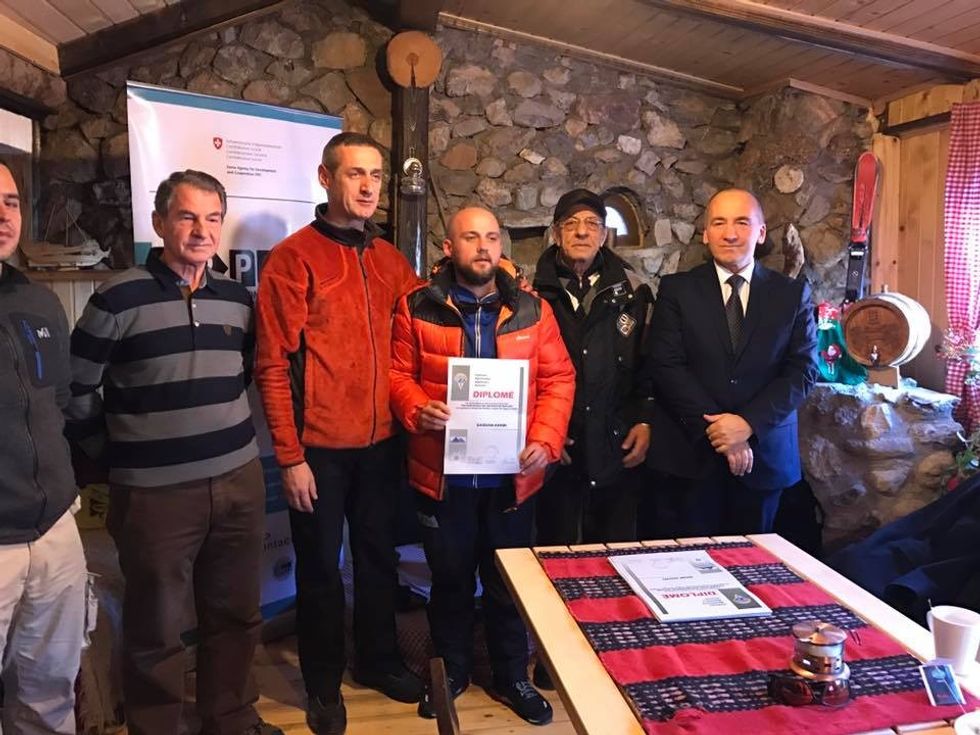 Diplomon gjenerata e parë në Trajtnimin Bazik për Udhërrëfyes Malorë foto 2