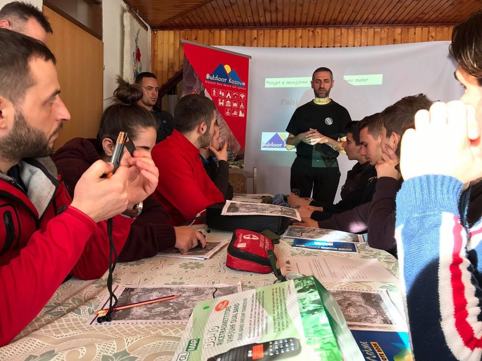 Diplomon gjenerata e parë në Trajtnimin Bazik për Udhërrëfyes Malorë foto 3