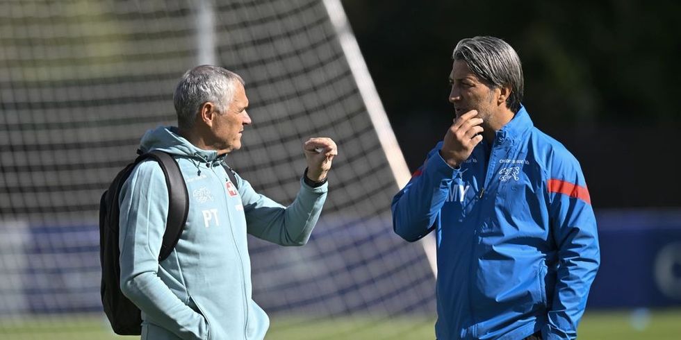 direktor pierluigi tami und trainer murat yakin diskutieren