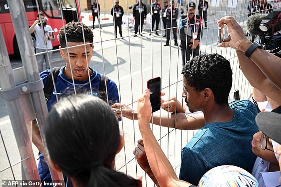 Disa lojtarë duke përfshirë kapitenin Harry Kane dhe mesfushorin Jude Bellingham firmosën fanella dhe u dhanë punëtorëve sende personale, tha një burim hoteli.