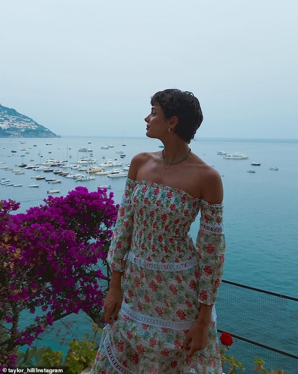 Disa ndjekës të famshëm si Alessandra Ambrosio dhe Gigi Hadid shtypën butonin pëlqim