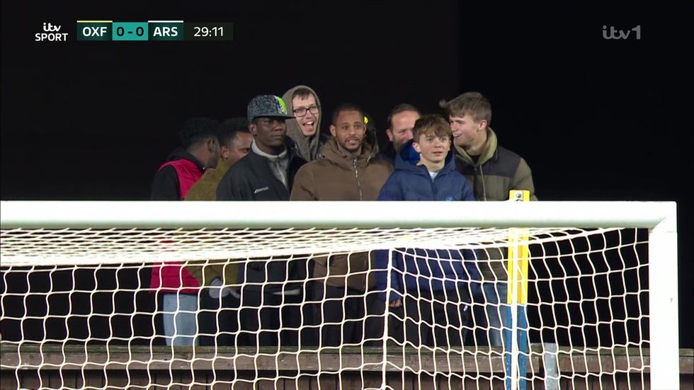 Disa tifozë kreativë e ndoqën ndeshjen nga një pozicion jokonvencional