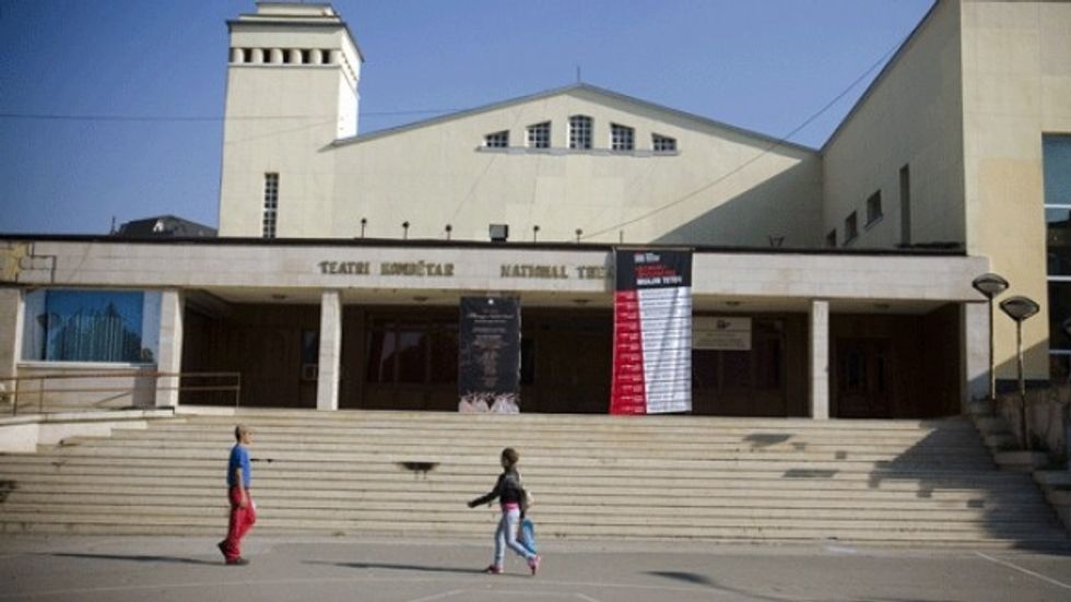 dita bot euml rore e teatrit e z euml sken euml n kosovare n euml kriz euml hd