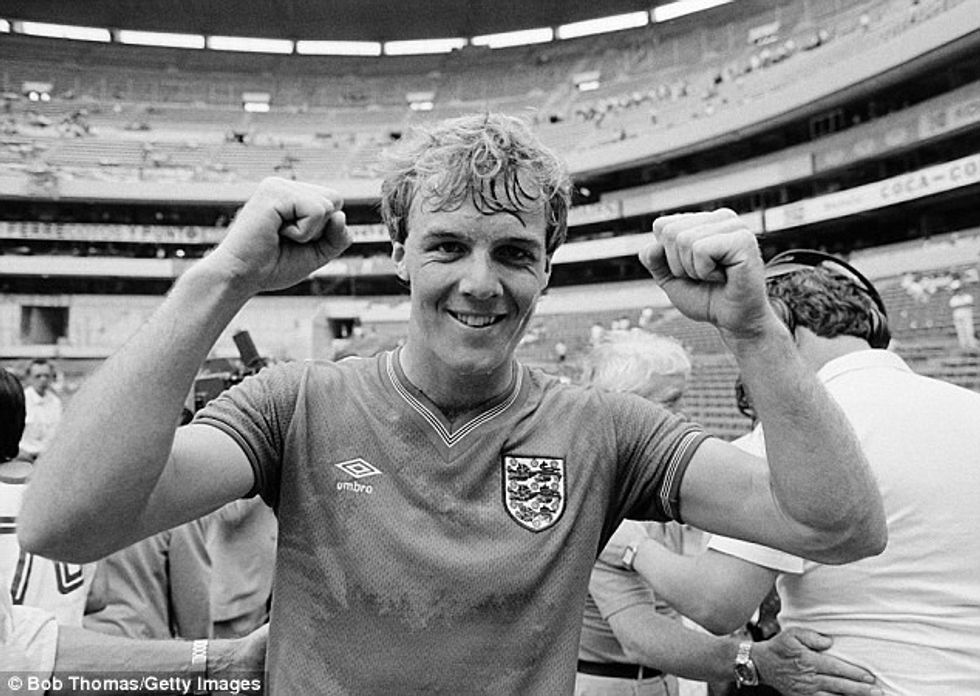 Dixon ka regjistruar tetë paraqitje për Anglinë dhe ishte pjesë e ekipit të Bobby Robson në Kampionatin Botëror të vitit 1986.