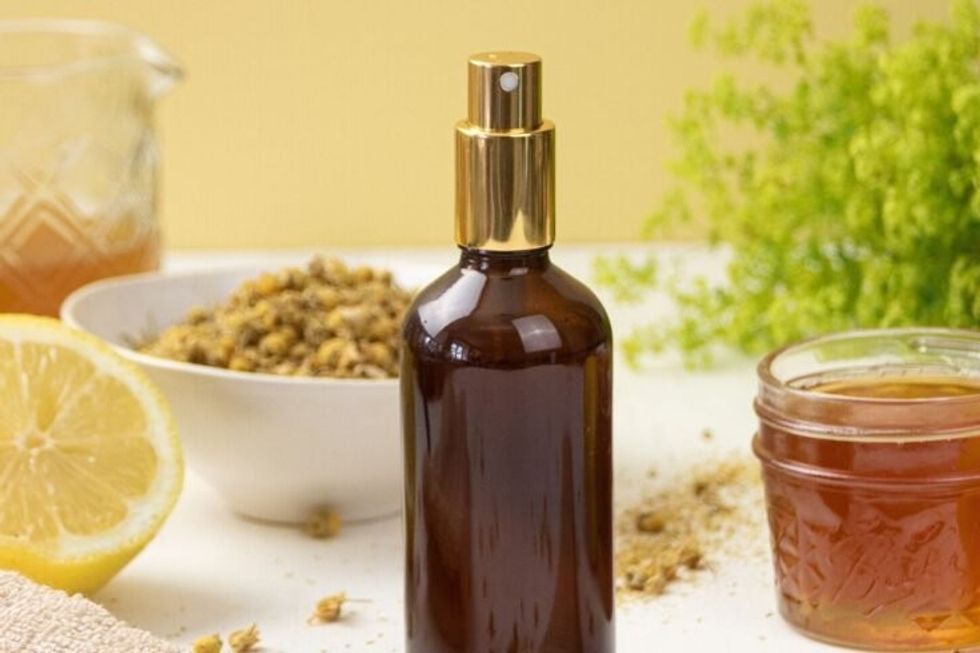 diy hair lightening spray natural ingredients chamomile lemon honey sea salt 1