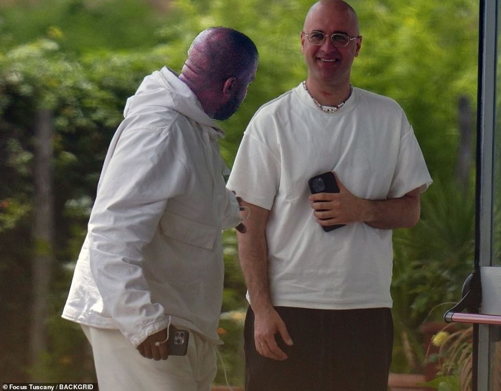 Dizajnerja arkitekturore doli nga një automjet ndërsa ndoqi Kanye në një ndërtesë