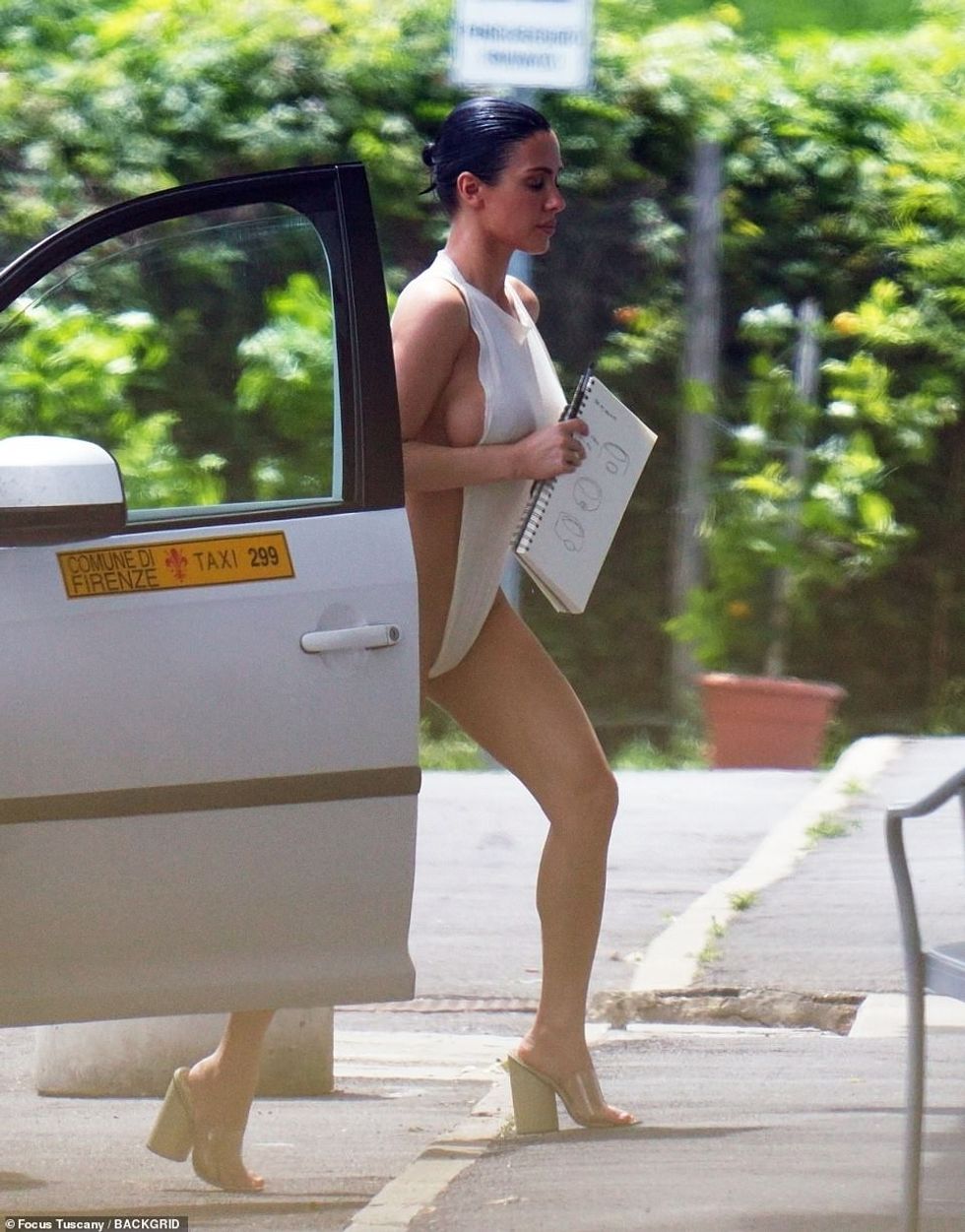 Dizajnerja me origjinë australiane rrëshqiti gjithashtu një palë taka me majë të hapura, nudo.